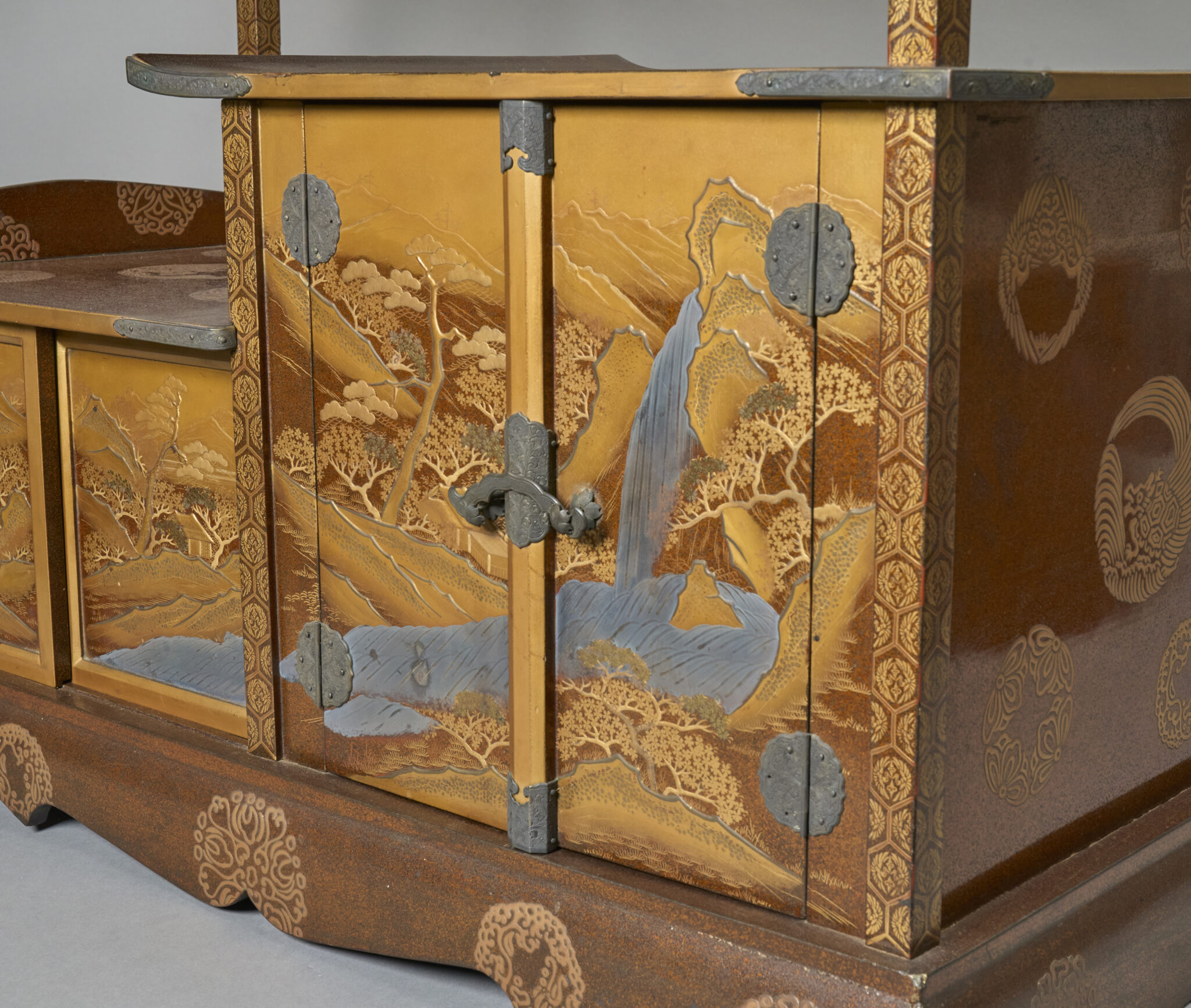 Lacquer Tea Cabinet (Tana)