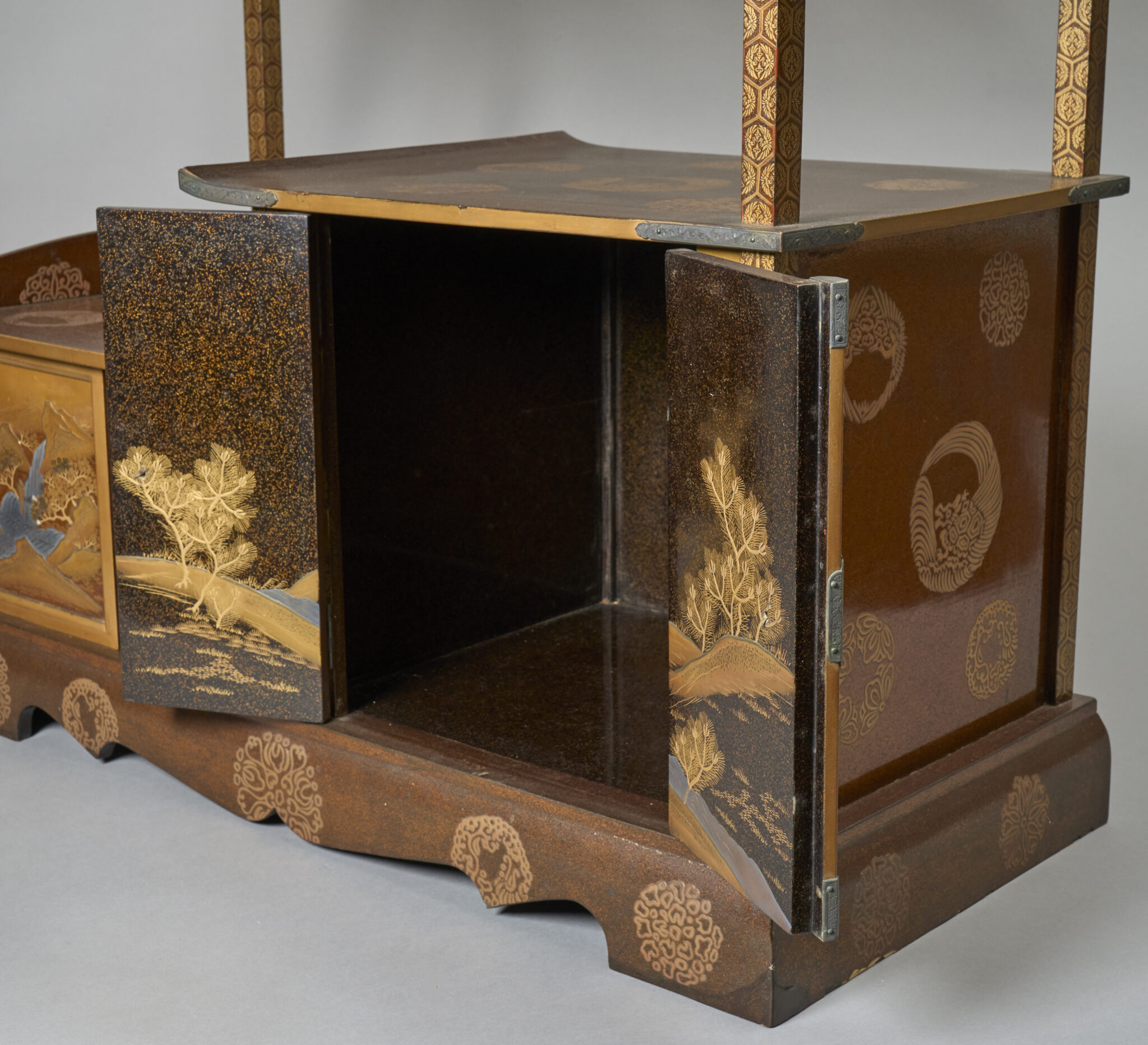 Lacquer Tea Cabinet (Tana)